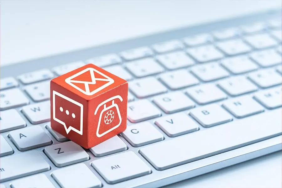 キーボード上にお問い合せのアイコンが載っている 写真