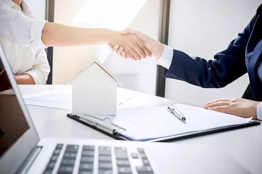 顧客と握手をするビジネスマン 写真